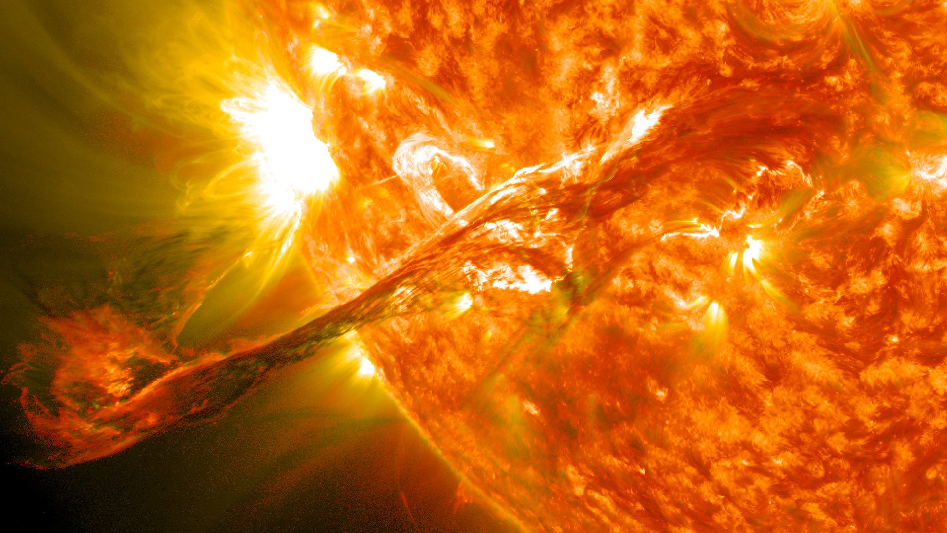 Image of mass coronal ejection as illustration for article on Huawei Ascend superclusters.